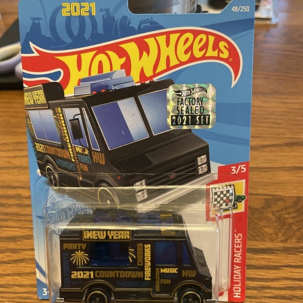 Lot of 7 - 2021 Complete Set of Hot Wheels Holiday Racers! Includes the rare ZAM